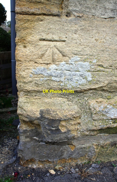 Photo 6"x4" Benchmark on the Lamb Inn Burford\/SP2512 c2016