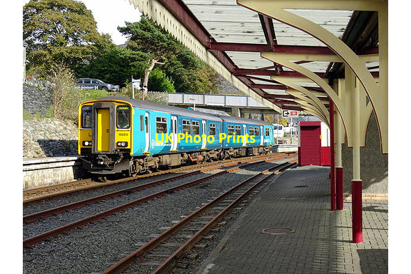 Photo 6"x4" A train for Llandudno stands in Blaenau Ffestiniog Station  Blaenau Ffestiniog c2016