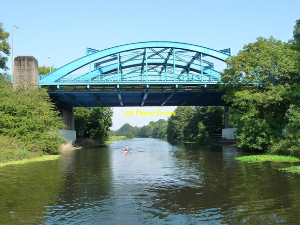 Photo 6"x4" Sculler passing Hartford Bridge, River Weaver Northwich c2016