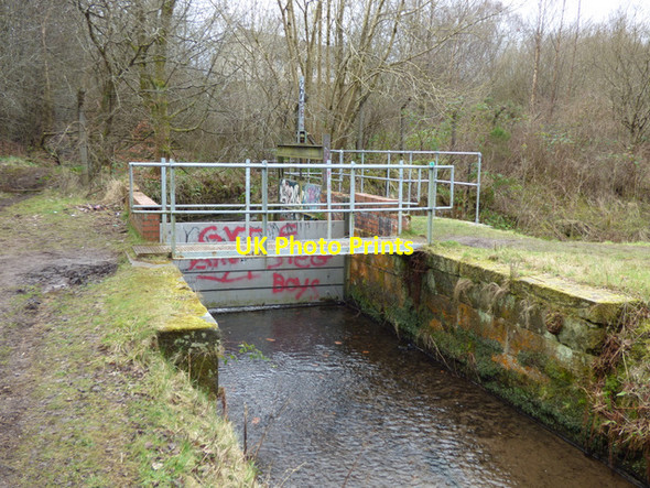Photo 6"x4" Sluice and footbridge at Stanely Reservoir Paisley c2016