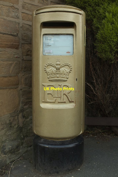 Photo 6"x4" Gold Painted Elizabeth II Postbox, Rawdon Yeadon c2016