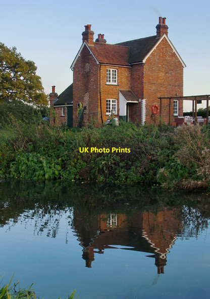 Photo 6"x4" The length-keeper's cottage, Papercourt Lock Send Marsh c2016