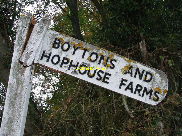 Photo 6"x4" Broken Direction Sign Hempstead\/TL6338 c2016