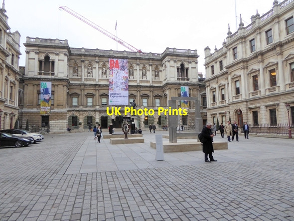Photo 6"x4" Sculptures in the Courtyard of Burlington House Westminster c2016