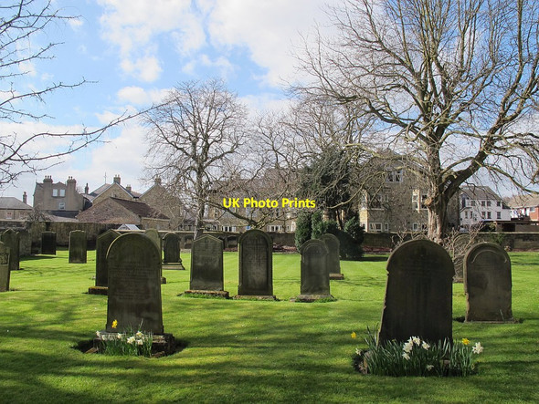 Photo 6"x4" St James, Wetherby - churchyard Wetherby c2016