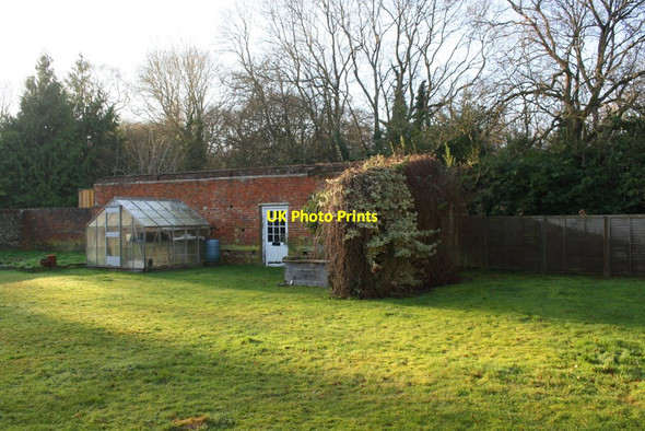 Photo 6"x4" Outbuilding and greenhouse at Ipsden Heath Farm Well Place c2016