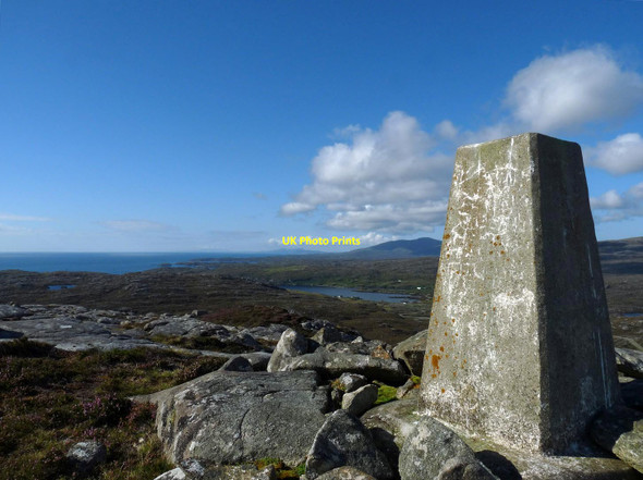 Photo 6"x4" Triangulation pillar, Gr\u00c3\u00b2sa Cleit, Harris \u00c0ird Mh\u00ecghe c2016