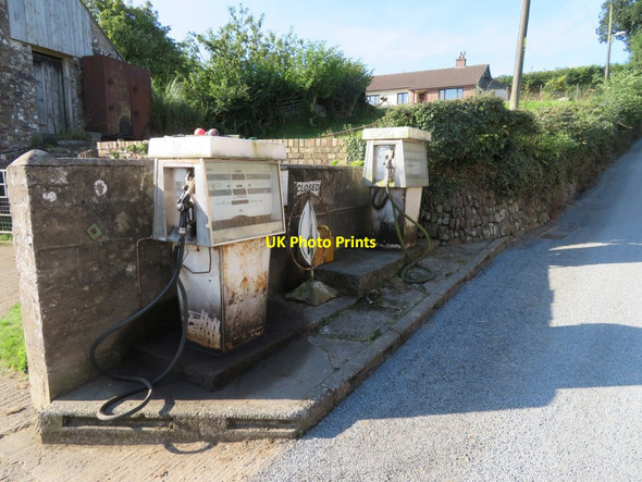 Photo 6"x4" Fuel pumps for Denfords Farm North Town\/SS5109 c2016
