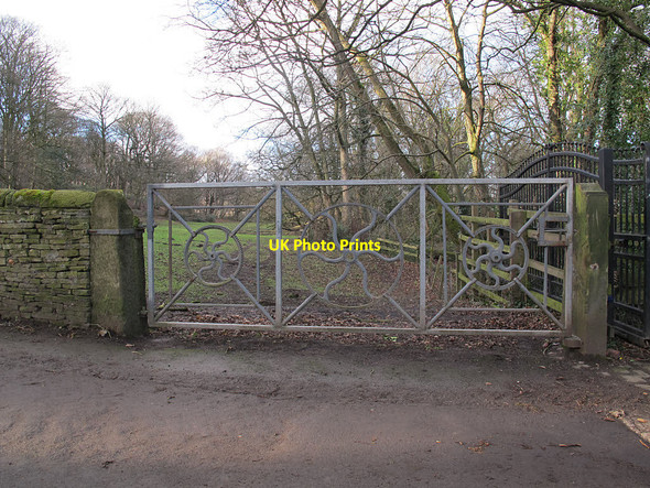 Photo 6"x4" Metal gates, Newhall Lane Mirfield c2017