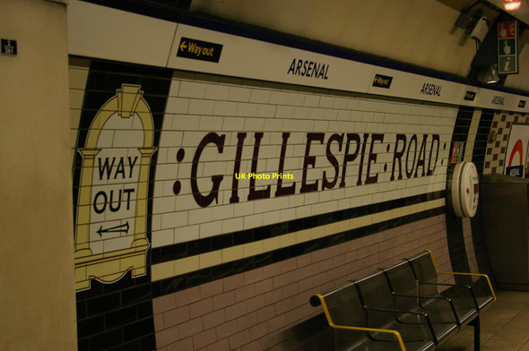 Photo 6"x4" Wall tiles, northbound platform, Arsenal tube station Islington\/TQ3184 c2017