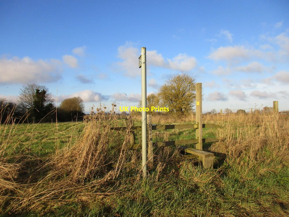 Photo 6"x4" Signpost and stile at the beginning of the footpath to Thoresby Road Fulstow c2017