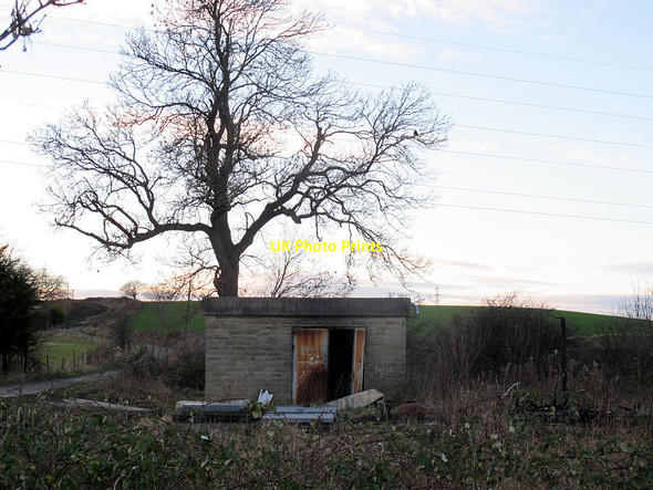 Photo 6"x4" Small building near Crow Royd Combs\/SE2419 c2017