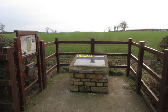 Photo 6"x4" Monument to B17 crash in 1944 Woodend\/SP6149 c2017