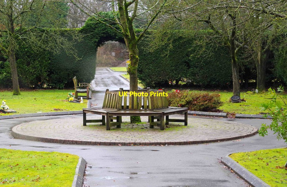 Photo 6"x4" Circular seat, Wythall Cemetery, Middle Lane, Wythall, Worcs Silver Street\/SP0775 c2017