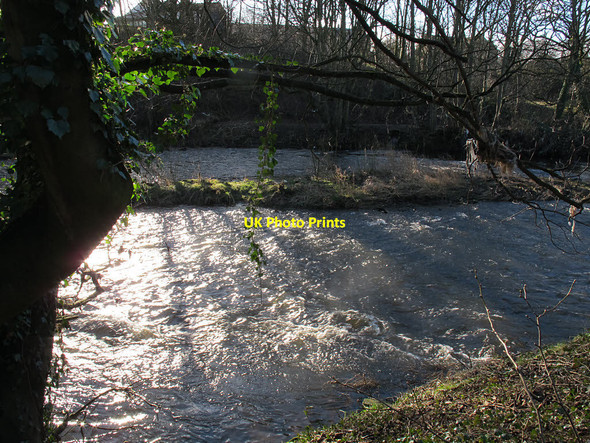 Photo 6"x4" River Aire between the Calverley bridges Horsforth c2017
