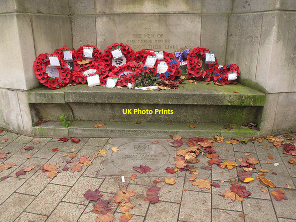 Photo 6"x4" Poppies on Leeds Minster war memorial  Leeds\/SE3034 c2016