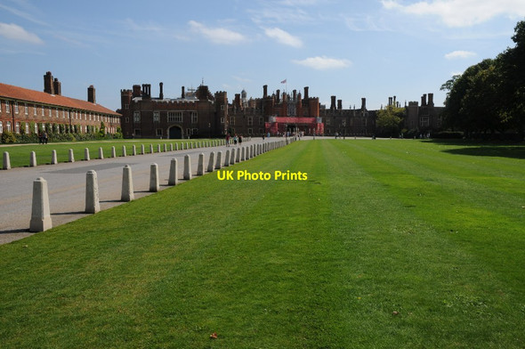 Photo 6"x4" Hampton Court Palace Surbiton c2011