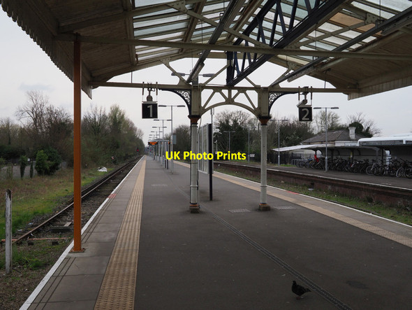 Photo 6"x4" Hampton Court Station Surbiton c2017