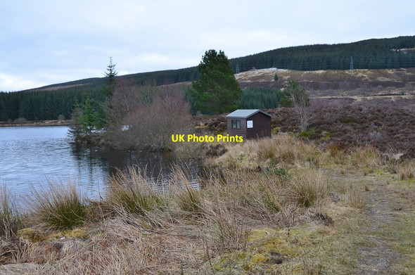 Photo 6"x4" Fishing hut, Loch Kinardochy Tomphubil c2017