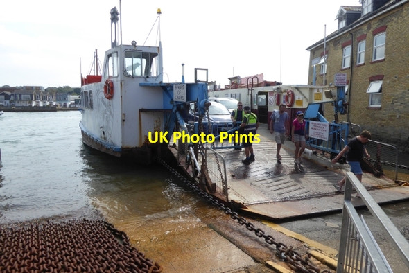 Photo 6"x4" Ferry disembarking Cowes c2016