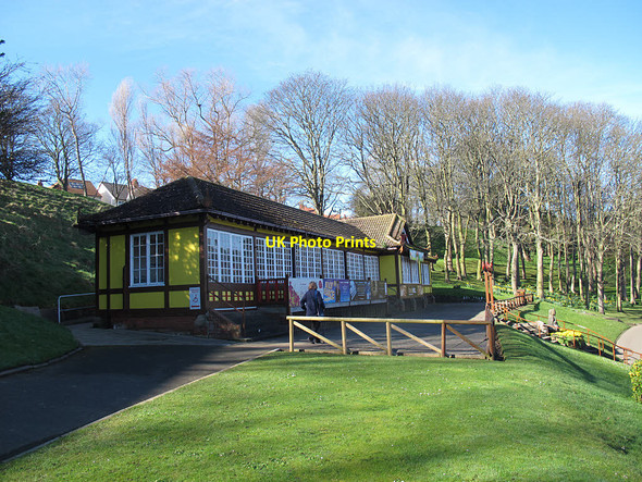 Photo 6"x4" Cafe in Peasholm Park (closed) Scarborough\/TA0388 c2017