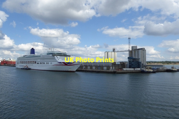 Photo 6"x4" Cruise liner terminal Ocean Village c2016