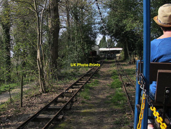Photo 6"x4" Shipley Glen Tramway:  the blue tram nears the top station Shipley\/SE1437 c2017