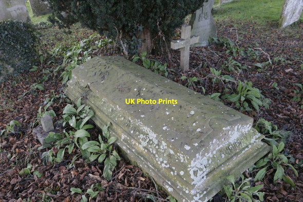Photo 6"x4" Tomb under the yew Wallingford c2017