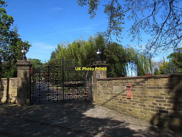 Photo 6"x4" Gates of Manor House, Tong Tong\/SE2230 c2017