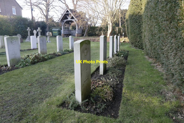 Photo 6"x4" War Graves by the Hedge Wallingford c2017