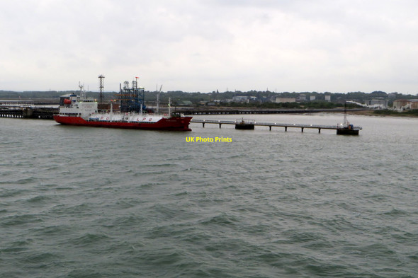 Photo 6"x4" LPG Ship at Fawley oil terminal Hamble-le-Rice c2017