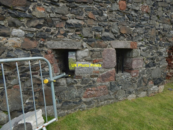 Photo 6"x4" Dumbarton Castle: window of an earlier Magazine Dumbarton c2017