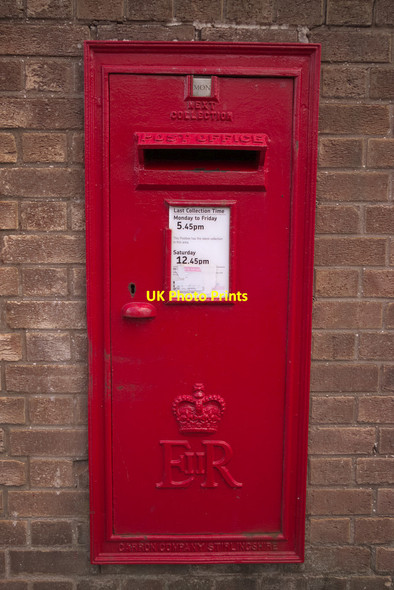 Photo 6"x4" Elizabeth II Postbox, Whitby Delivery Office Whitby\/NZ8910 c2017