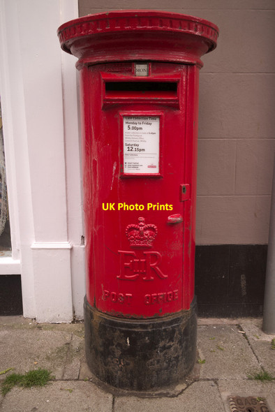 Photo 6"x4" Elizabeth II Postbox, Skinner Street Whitby\/NZ8910 c2017