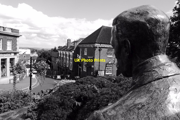 Photo 6"x4" Elgar statue and Church Street Great Malvern c2017