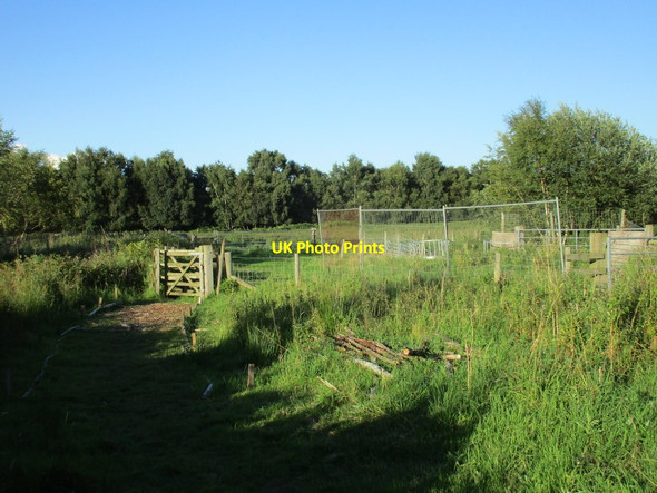 Photo 6"x4" Gate and fences Crowle Hill c2017