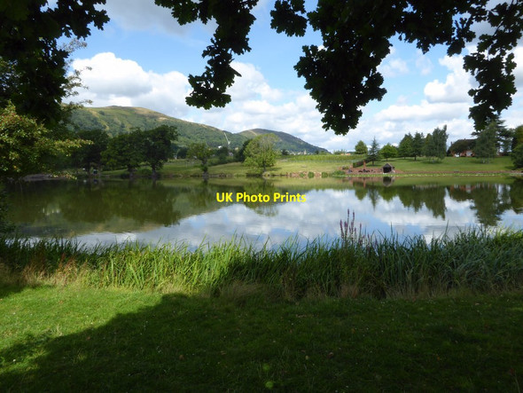Photo 6"x4" The Malvern Hills reflected in New Pool Malvern Common c2017