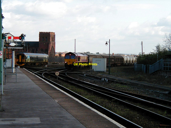 Photo 6"x4" A freight train approaching Shrewsbury station Shrewsbury c2001