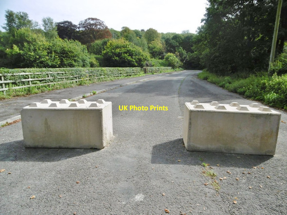 Photo 6"x4" Heytesbury, barriers Heytesbury c2017
