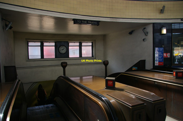 Photo 6"x4" Southgate underground station, top of escalators Southgate\/TQ3094 c2017