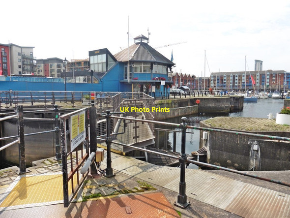 Photo 6"x4" Dock gates, Tawe Basin Swansea\/Abertawe c2017