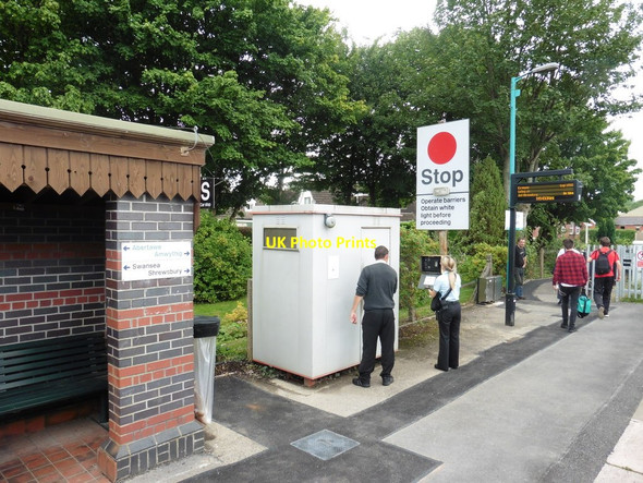 Photo 6"x4" Operating the crossing gates at Llandvery Llandovery\/Llanymddyfri c2017