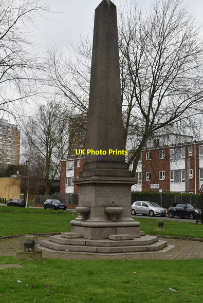 Photo 6"x4" Obelisk Memorial Drinking Fountain Wood Green\/TQ3090 c2020