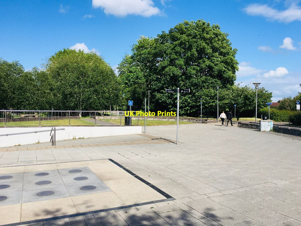 Photo 6"x4" An empty town centre Basingstoke c2020