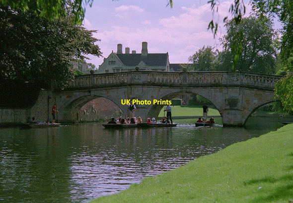 Photo 6"x4" Clare Bridge with passing punt traffic Cambridge\/TL4658 c2004