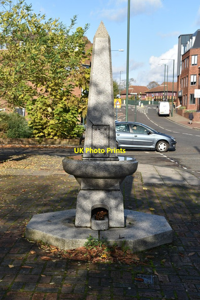 Photo 6"x4" Drinking Fountain Teddington\/TQ1670 c2019
