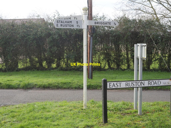 Photo 6"x4" Village Signpost Honing c2021