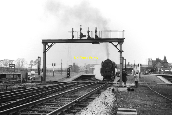 Photo 6"x4" Waiting for departure, Hooton Station \u00e2\u0080\u0093 1966 Willaston\/SJ3377 c1966