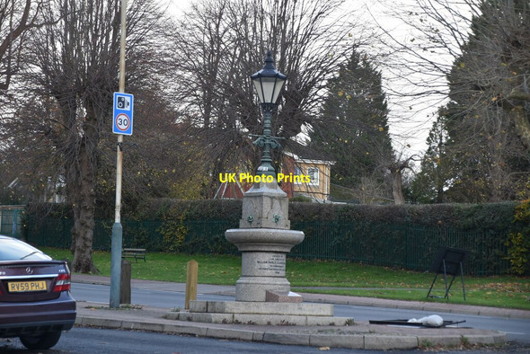 Photo 6"x4" Drinking fountain, Southborough Modest Corner c2020