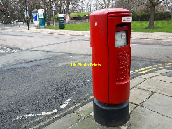 Photo 6"x4" Postbox on Lyddon Terrace Leeds\/SE3034 c2021